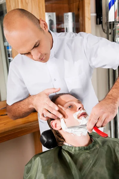 Hombre Afeitándose Cabeza Cliente Salón —  Fotos de Stock