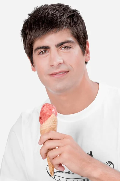 一个吃冰淇淋的年轻人的肖像 — 图库照片