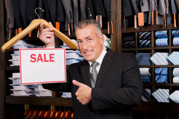 Hombre Negocios Traje Con Corbata Roja Mirando Cámara — Foto de Stock