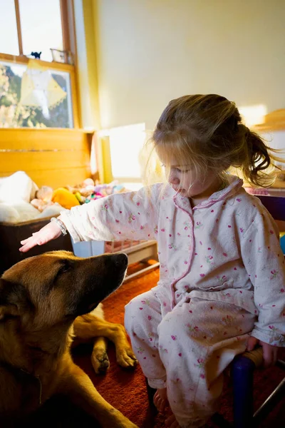 Klein Meisje Met Haar Hond Kamer — Stockfoto