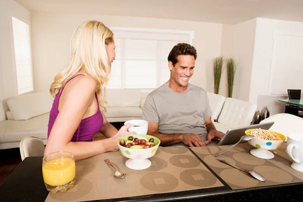 キッチンで朝食をとるカップル — ストック写真