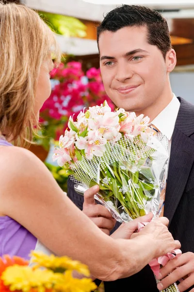 Joven Pareja Sosteniendo Flores Floristería —  Fotos de Stock