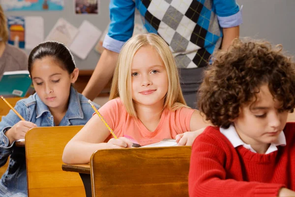 Groupe Enfants Assis Par Terre Dans Salle Classe — Photo