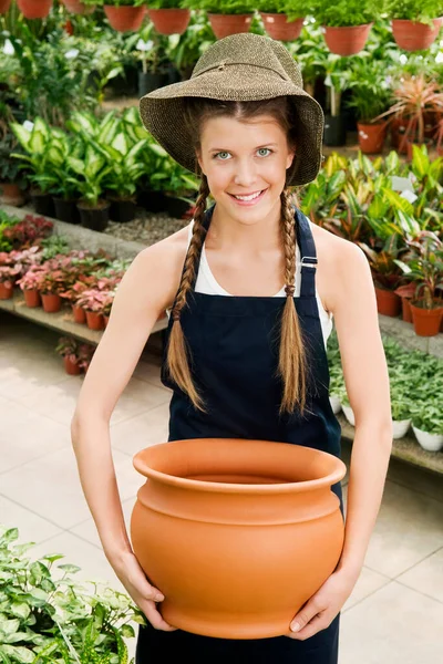Wanita Muda Dengan Pot Tanaman Kebun — Stok Foto