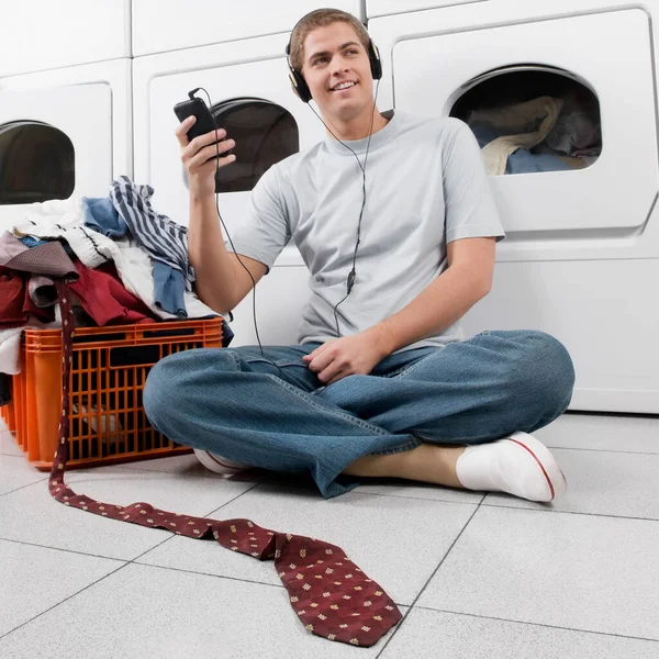 Homem Com Roupas Lavanderia Coisas Casa — Fotografia de Stock