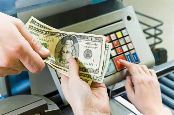 Χέρι Κρατώντας Χρήματα Μετρητά Για Μας Πληρώσει Δολάρια — Φωτογραφία Αρχείου