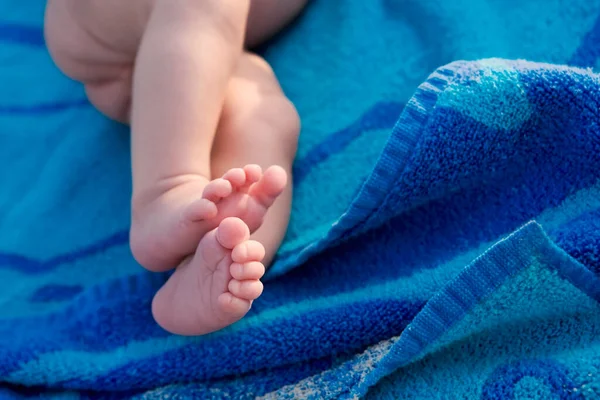 Bebek Ayakları Yatağın Üstünde — Stok fotoğraf
