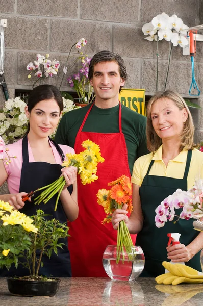 Giovane Coppia Con Fiori Nel Negozio — Foto Stock