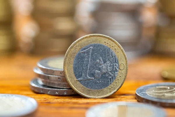Perto Uma Moeda Euro Sobre Uma Mesa Madeira Dinheiro Metálico — Fotografia de Stock