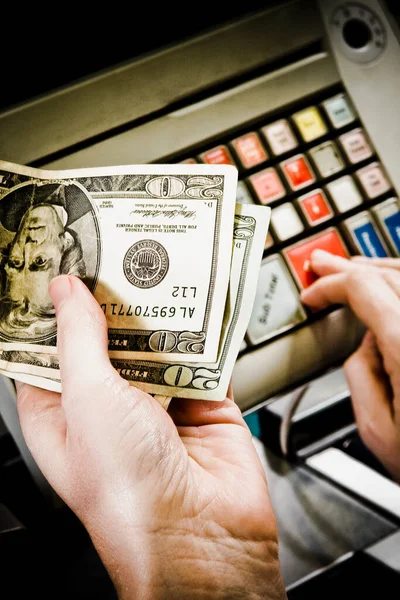 Χέρι Που Κατέχουν Χρήματα Και Πιστωτική Κάρτα — Φωτογραφία Αρχείου