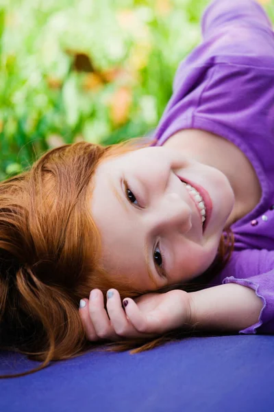 Portrait Beautiful Girl Lying Green Grass — Stock Photo, Image