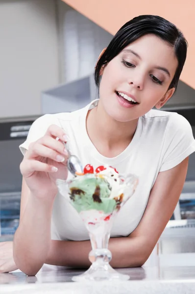 Junge Frau Isst Eis Der Küche — Stockfoto