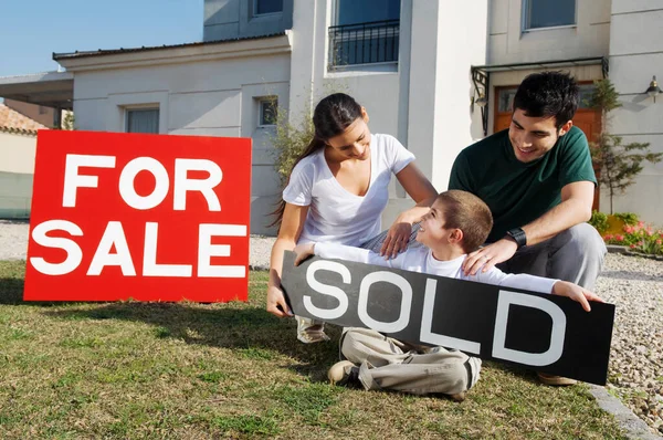 Familjeförsäljning Det Nya Huset — Stockfoto