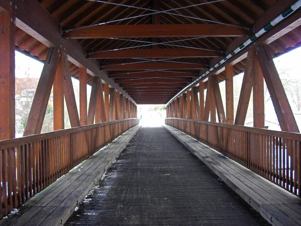 Parktaki Tahta Köprü — Stok fotoğraf