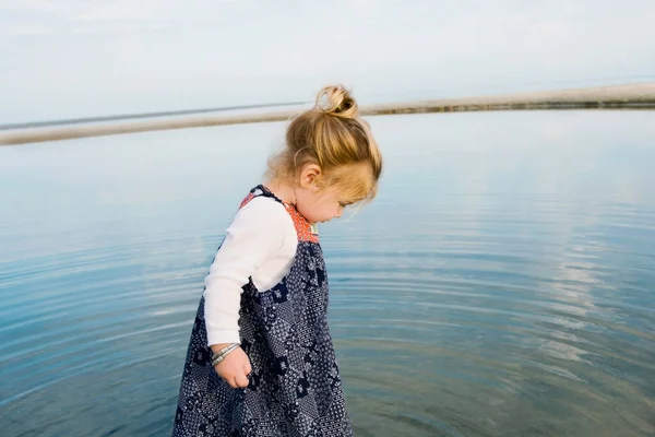 Bambina Vestita Bianco Sulla Spiaggia — Foto Stock