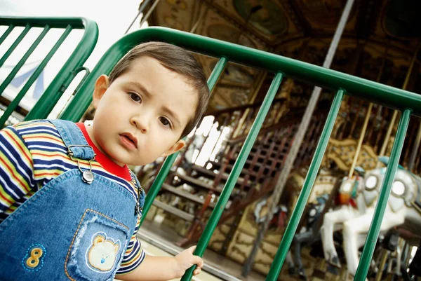 Kleine Jongen Spelen Met Een Speelgoed Auto — Stockfoto