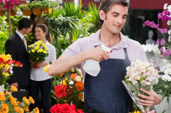 Pareja Joven Con Flores Jardín —  Fotos de Stock