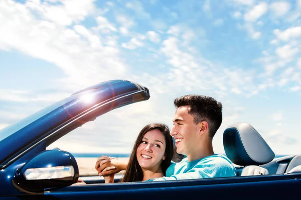 Close Portret Van Gelukkig Jong Paar Rijden Blauw Cabriolet Langs — Stockfoto