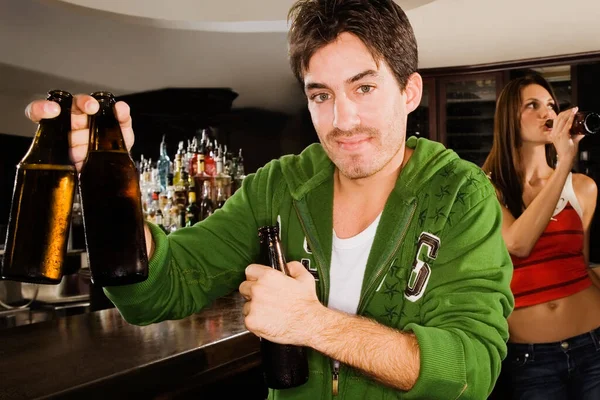 Jovem Segurando Uma Garrafa Cerveja Balcão Bar Com Uma Jovem — Fotografia de Stock