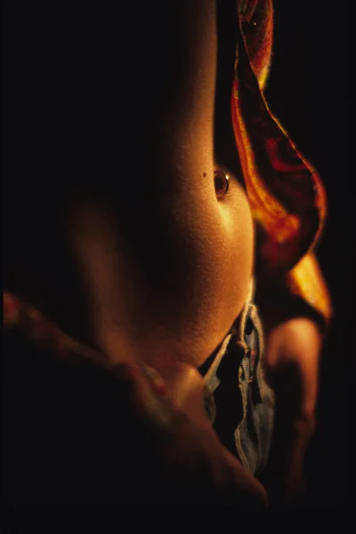 Красивая Голая Женщина Татуировкой Черном Фоне — стоковое фото
