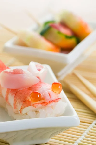 Roll Sushi Łososiem Krewetkami — Zdjęcie stockowe