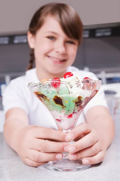 台所にアイスクリームのある若い女性が — ストック写真