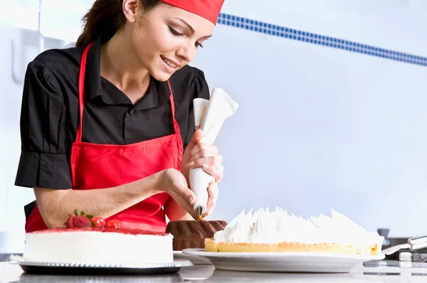 Junge Frau Backt Kuchen Mit Messer Auf Dem Küchentisch — Stockfoto