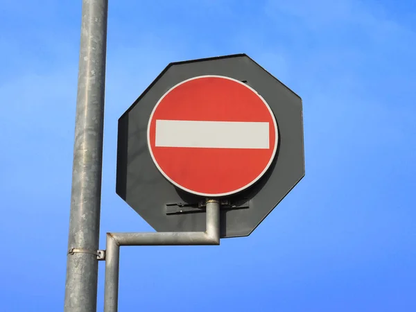 Red Traffic Sign Blue Sky Background — Stock Photo, Image
