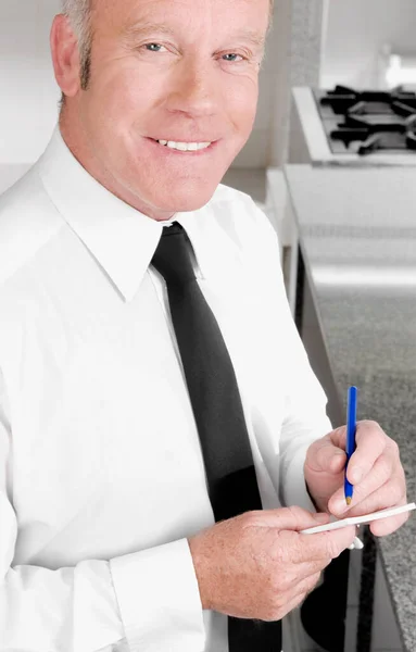 ペンを持ったビジネスマンの肖像画です — ストック写真