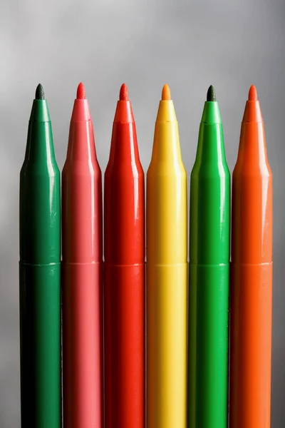 白い背景の上の行にカラフルな鉛筆 — ストック写真