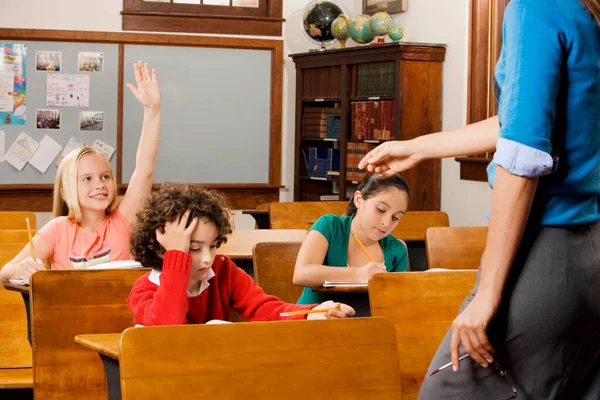 Groep Kinderen Spelen Met Leraar Klas — Stockfoto