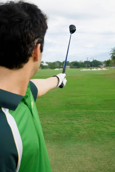 Golfer Slaan Van Een Golfbal Een Groen Veld — Stockfoto