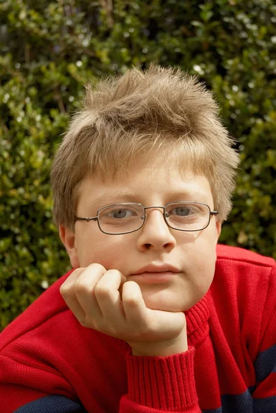 Retrato Niño Con Una Chaqueta Roja Gafas —  Fotos de Stock