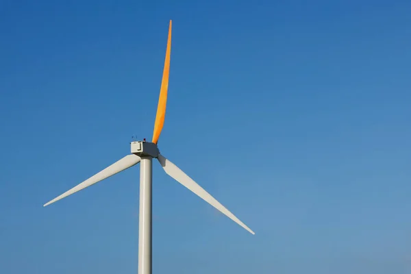 Turbina Eolica Nel Cielo Blu — Foto Stock