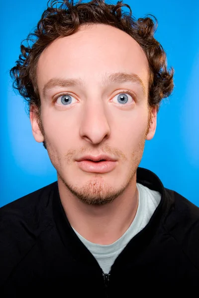 Portrét Mladého Muže Vousy Modrýma Očima Šedém Pozadí — Stock fotografie