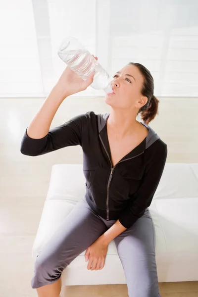 Wanita Muda Minum Air Dari Botol — Stok Foto