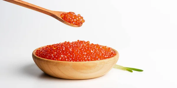 Caviar Vermelho Uma Xícara Madeira Fundo Branco Com Uma Colher — Fotografia de Stock