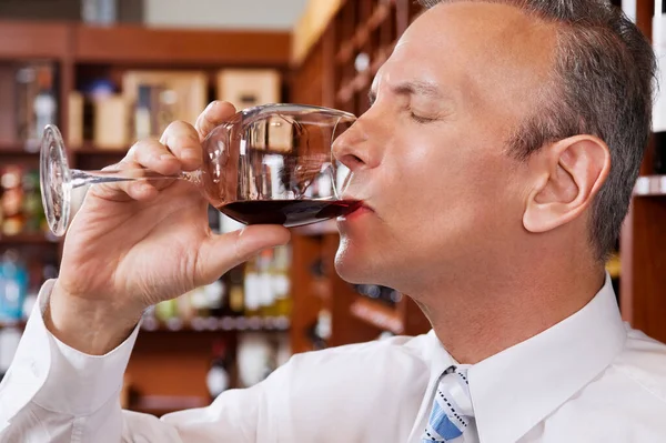 Primo Piano Barista Che Versa Vino Nel Bicchiere — Foto Stock