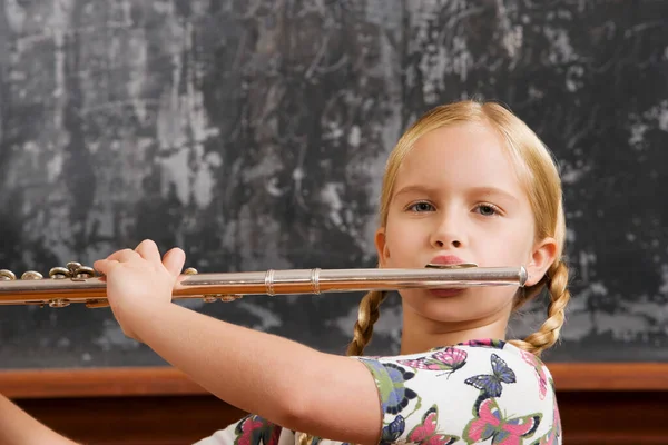 Bambina Che Suona Violino Una Tavola Legno — Foto Stock
