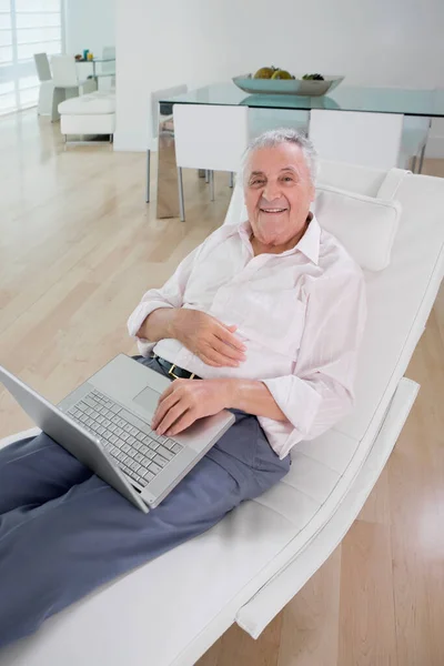 Senior Man Using Laptop Hospital — Stock Photo, Image