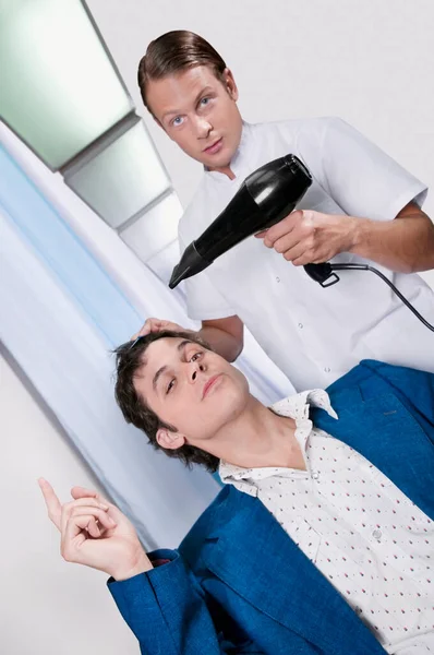 Jonge Man Een Wit Shirt Een Zwarte Haardroger Spiegel — Stockfoto