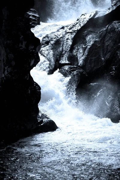 Schöner Wasserfall Den Bergen — Stockfoto