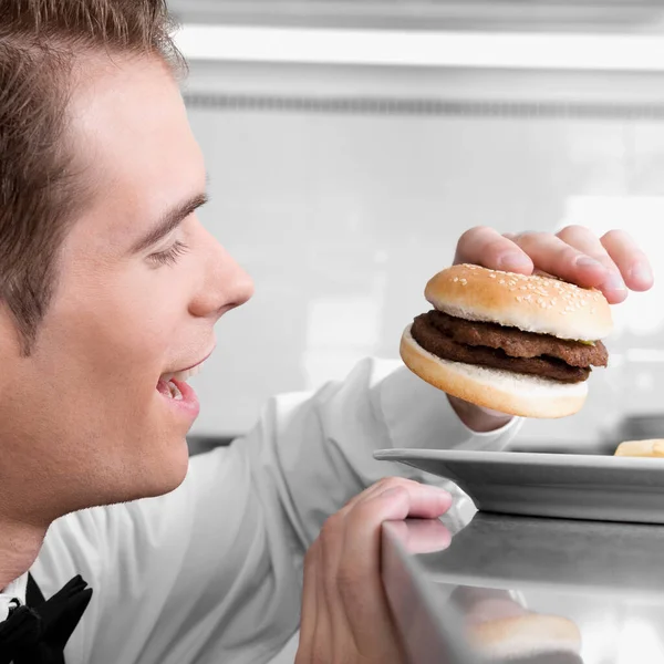 Homem Comendo Hambúrguer Casa — Fotografia de Stock