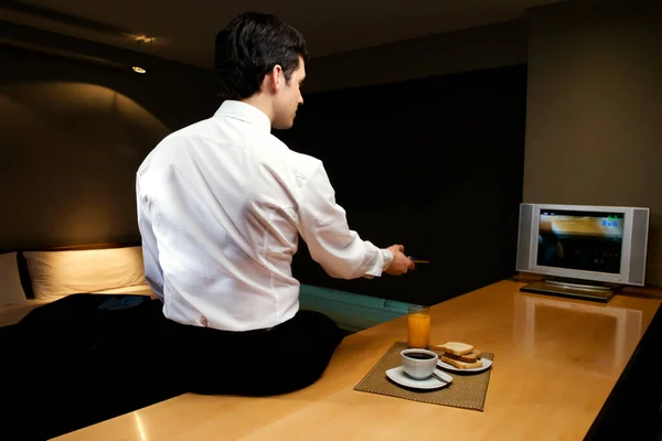 Adam Masada Oturuyor Kahve Içiyor — Stok fotoğraf