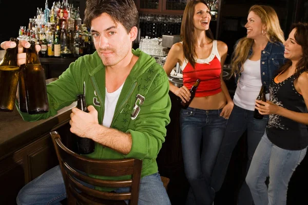 Retrato Jovem Segurando Garrafas Cerveja Balcão Bar Com Seus Três — Fotografia de Stock