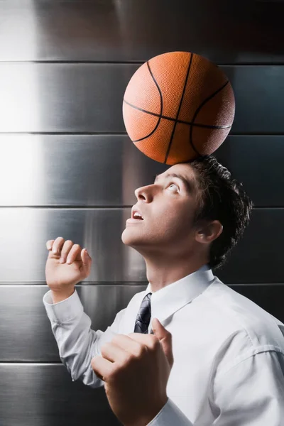 Joven Con Pelota Baloncesto Sobre Fondo Madera —  Fotos de Stock