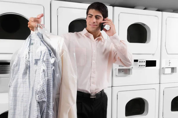 Junger Mann Mit Handy Und Smartphone Küche — Stockfoto