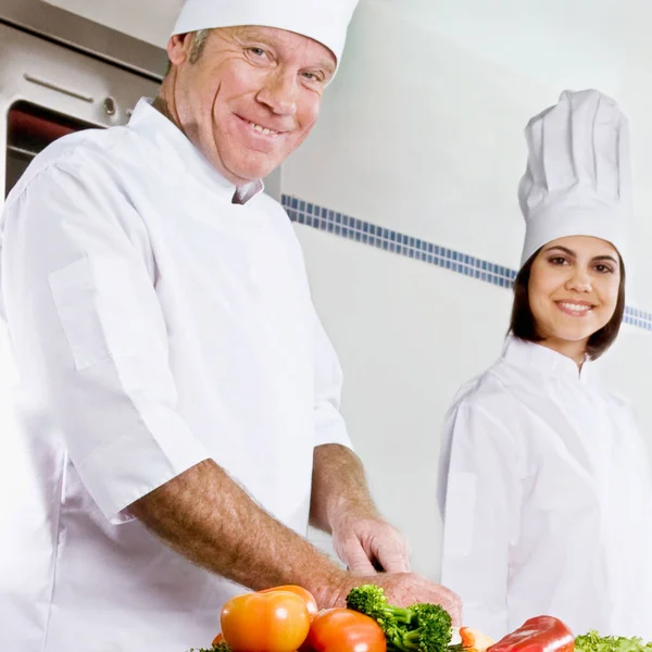 Retrato Chef Masculino Sus Chefs Femeninos Cocina — Foto de Stock