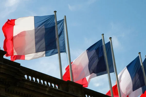 Σημαίες Διαφόρων Χωρών Στο Δρόμο Στην Πόλη Της Γαλλίας — Φωτογραφία Αρχείου
