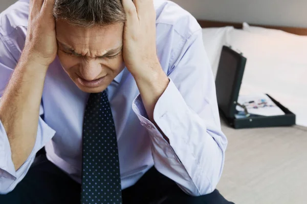 Affärsman Sitter Vid Sitt Skrivbord Och Tittar Laptop — Stockfoto